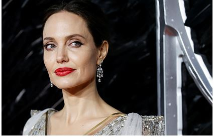 Анджелину Джоли снова заметили у дома бывшего мужа