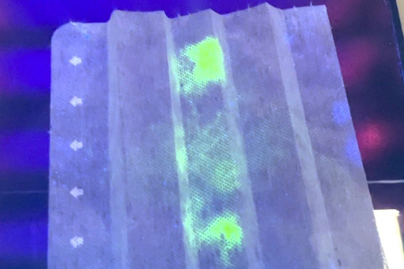 Маска-фильтр, светящаяся под ультрафиолетовым светом при воздействии коронавируса