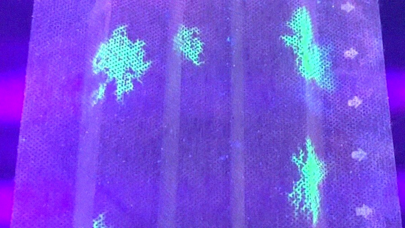 Маска-фильтр, светящаяся под ультрафиолетовым светом при воздействии коронавируса