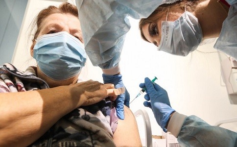 «Омикрон» ослабляет действие вакцин против SARS-CoV-2