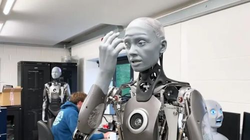Робот Ameca демонстрирует новый уровень подражания мимике лица и поведению человека