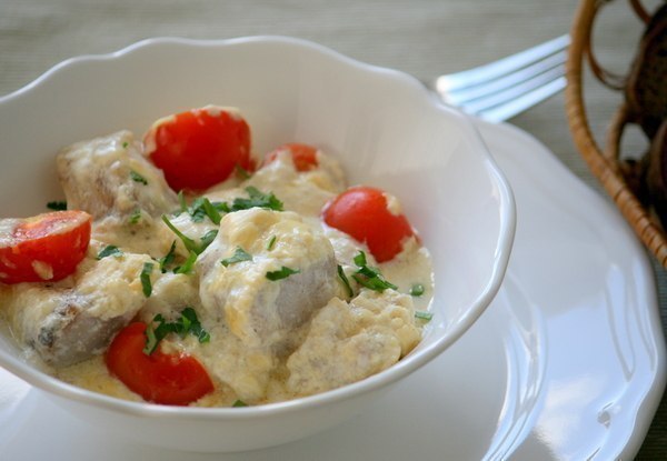 Рыбка запеченная с помидорами и сыром