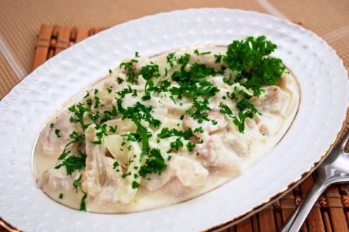 Рыба, тушенная с луком и сметаной