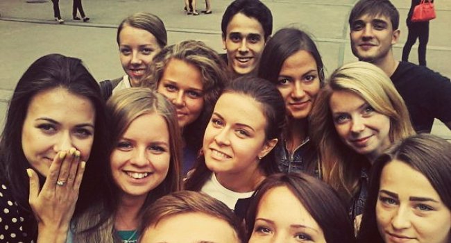 5 заболеваний, которыми можно заразиться во время группового селфи