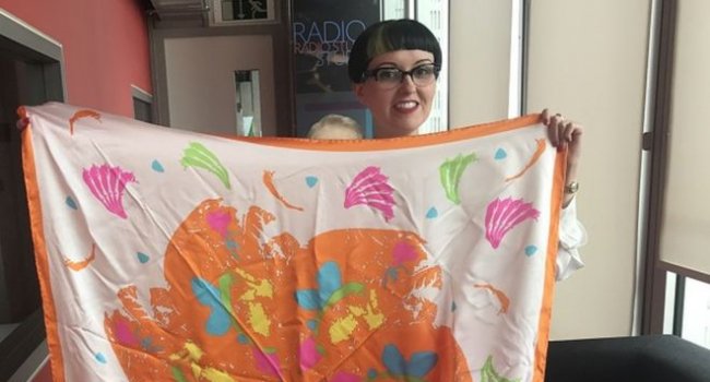 Женщина с рассеянным склерозом создает произведения искусства с изображениями своего мозга