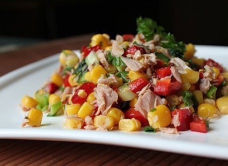 Салат с тунцом и кукурузой