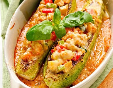 Кабачки фаршированные курицей и овощами