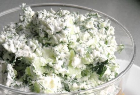 Творог с огурцом и зеленью