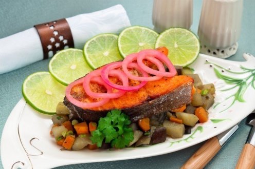 Форель, запеченная на гриле, с тушеными овощами и маринованным луком