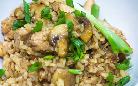 Жаренный рис со стручковой фасолью, курицей и грибами