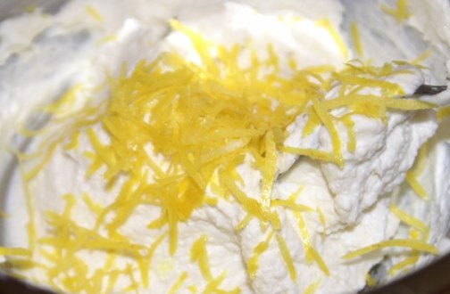 Творожно-лимонный кекс с изюмом и финиками