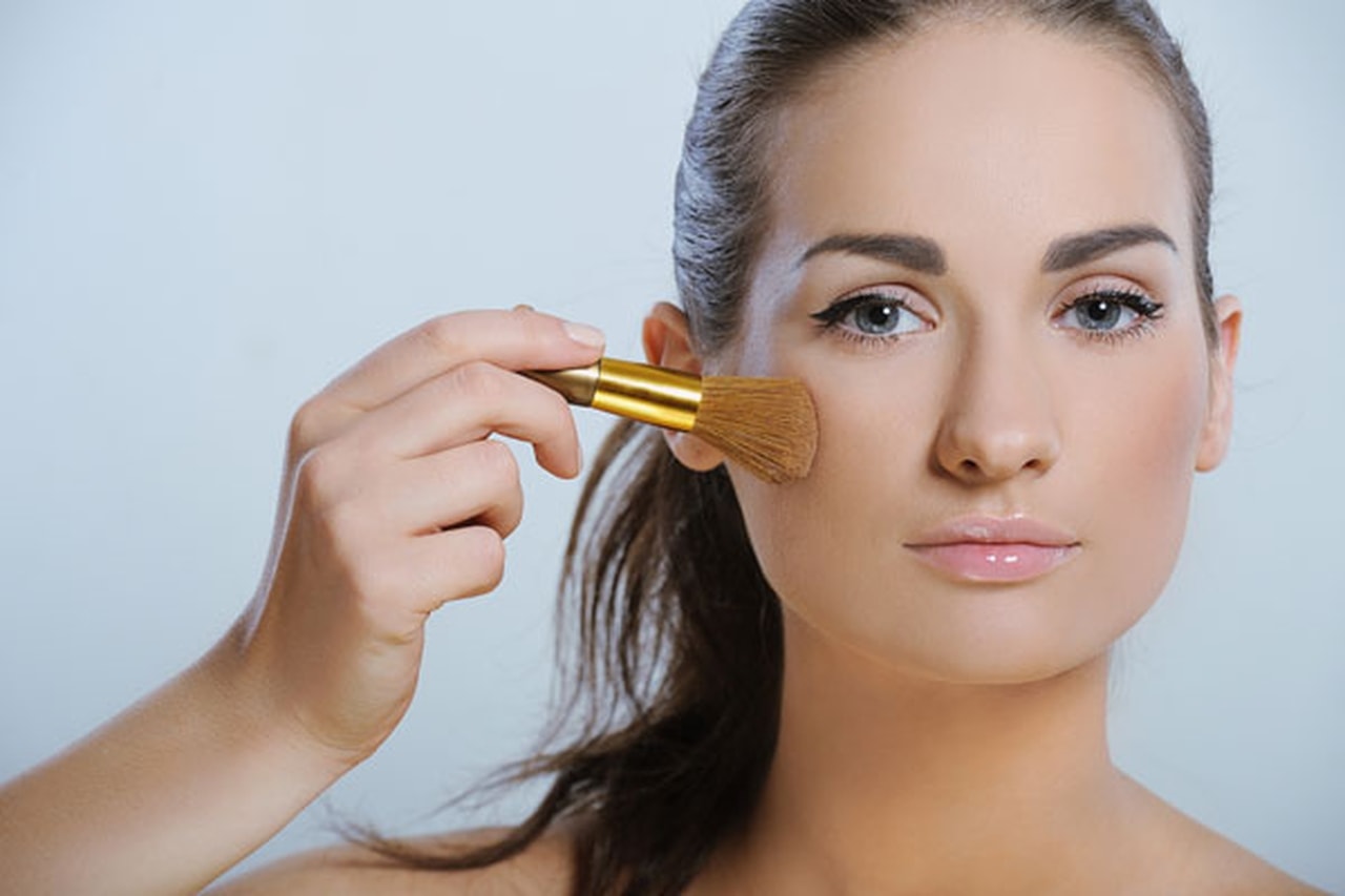 Как наносить пудру на лицо?