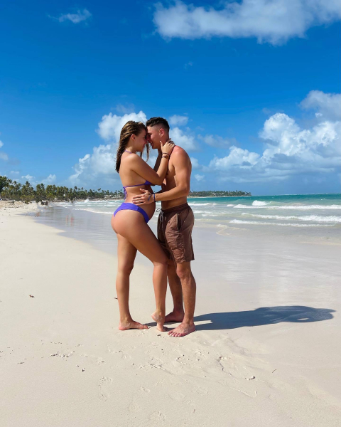 19-летний футболист сборной Украины показал свою беременную невесту в бикини на пляже Доминиканы