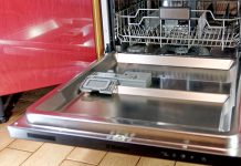 Стоит вода в посудомоечной машине: как решить проблему